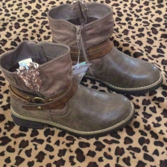 NWT Water Resistant Mukluks